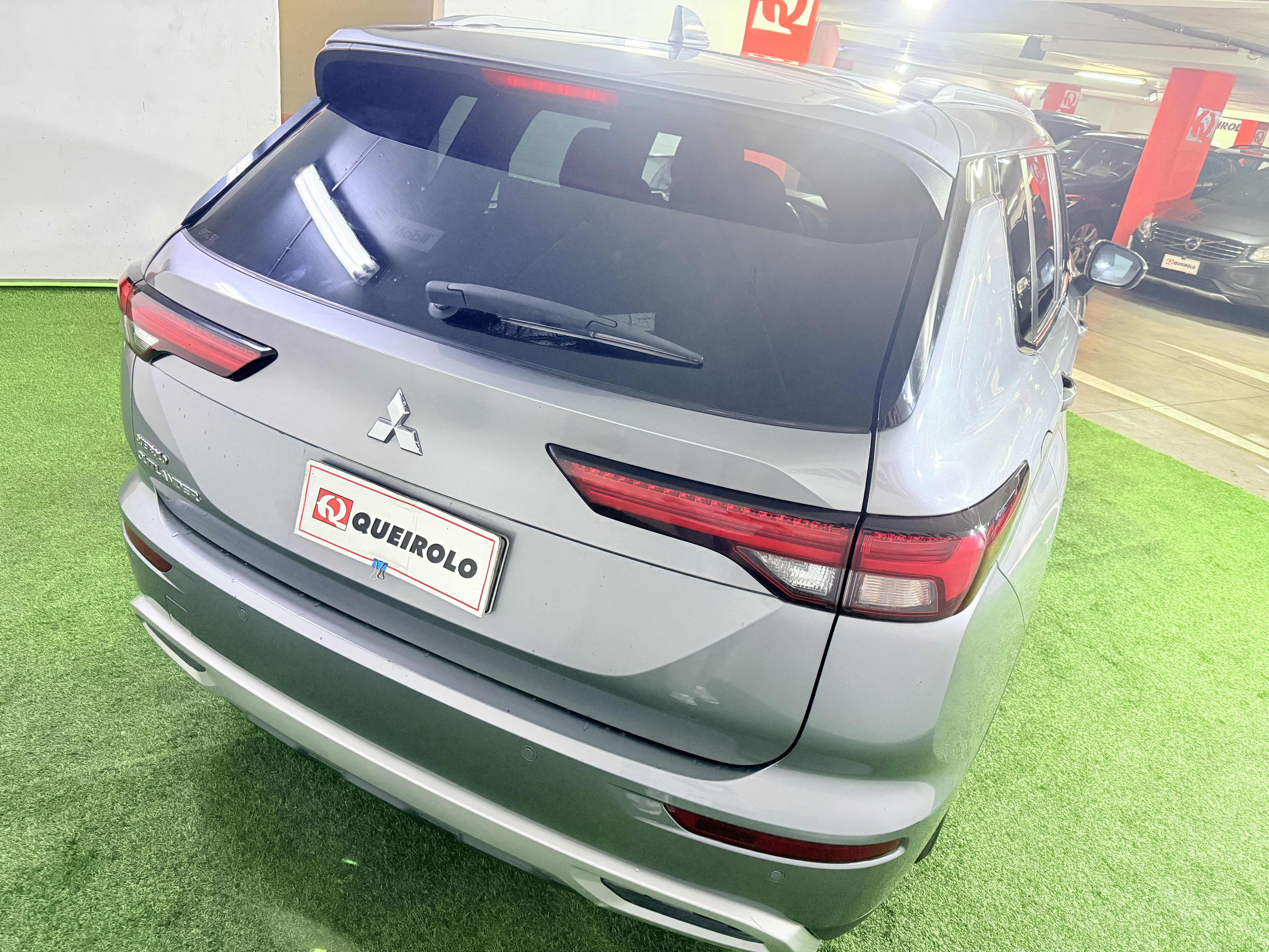 Mitsubishi Outlander — foto 8 de 16