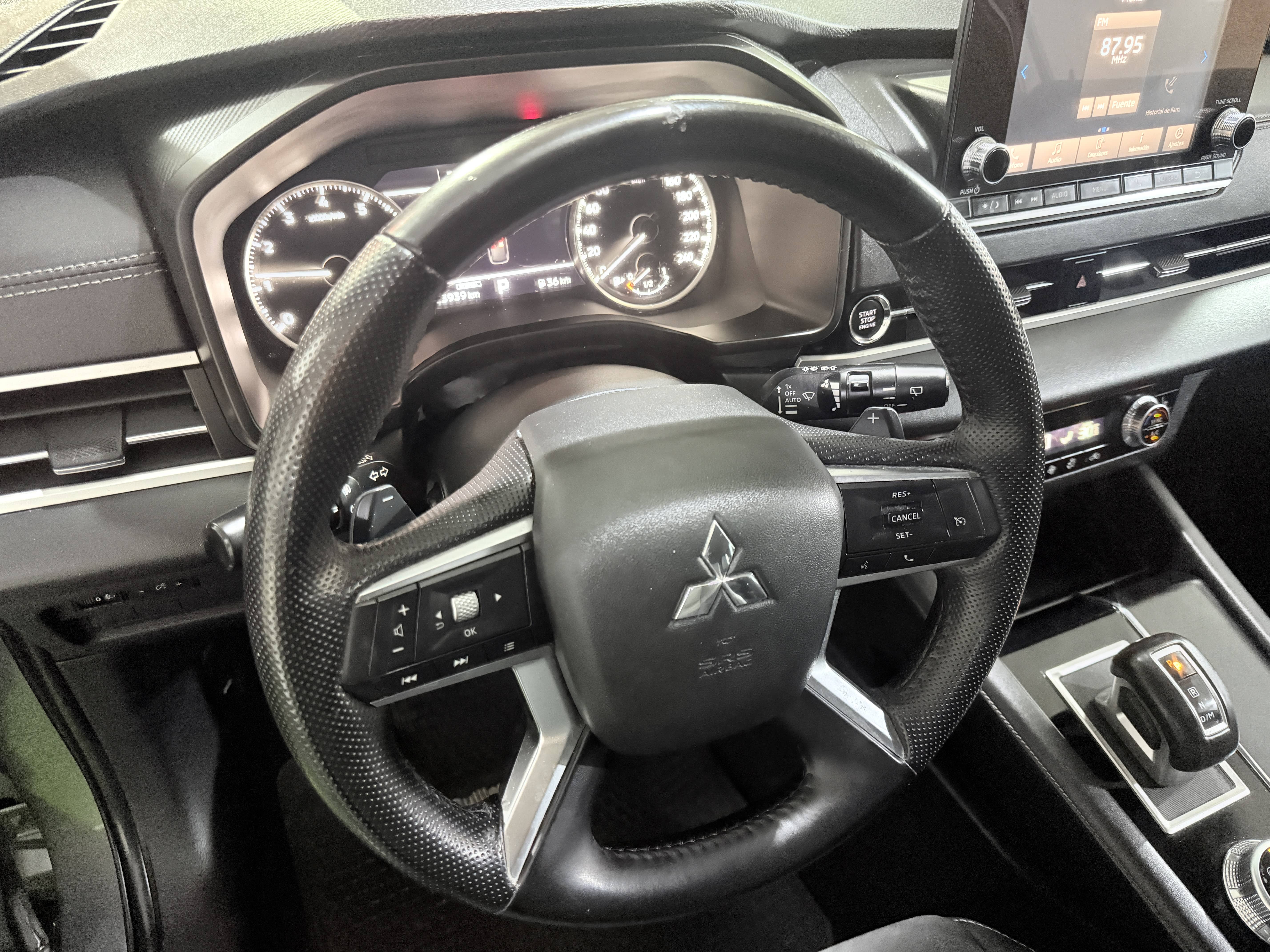 Mitsubishi Outlander — foto 11 de 16