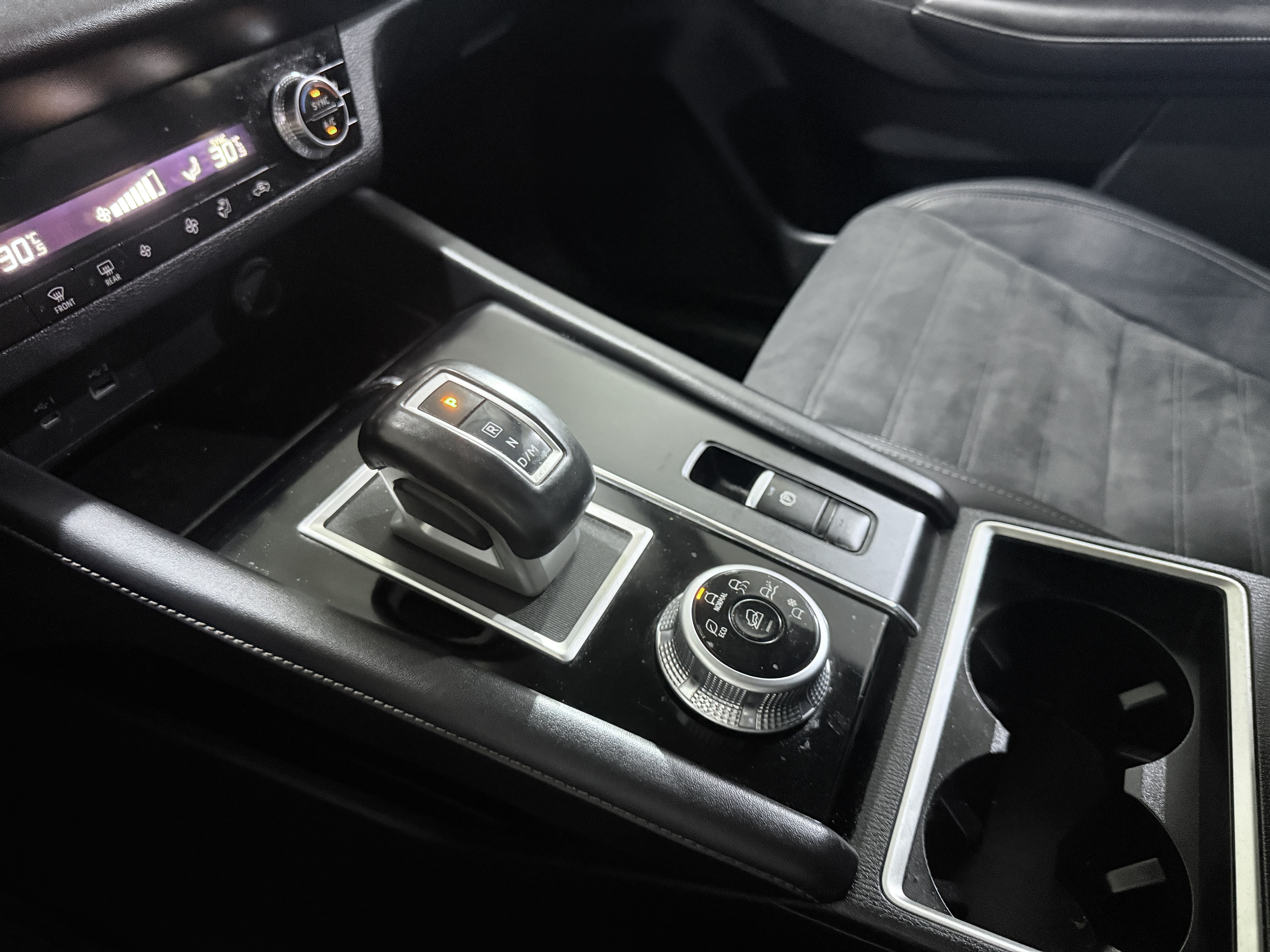 Mitsubishi Outlander — foto 13 de 16