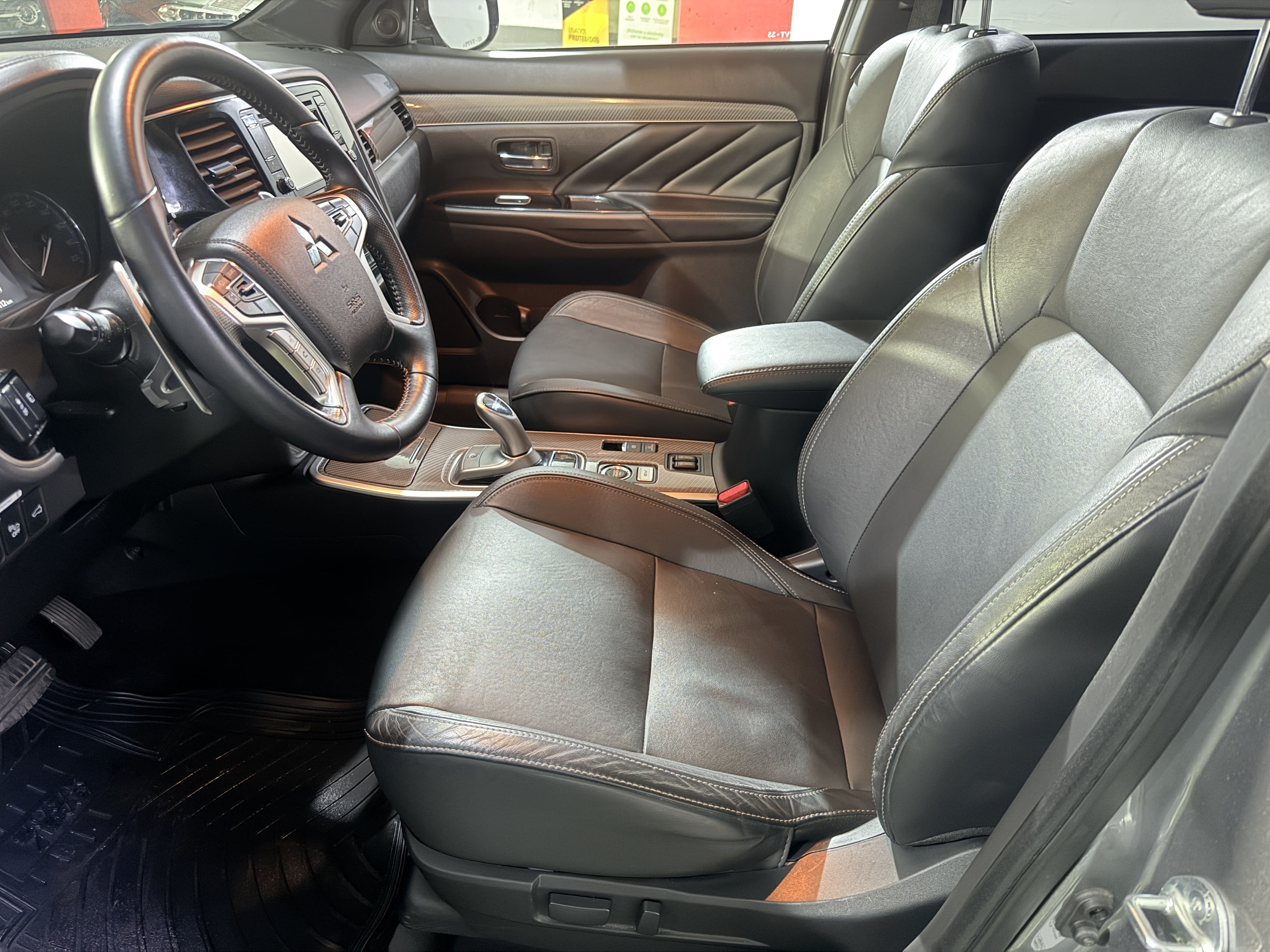 Mitsubishi Outlander — foto 9 de 15