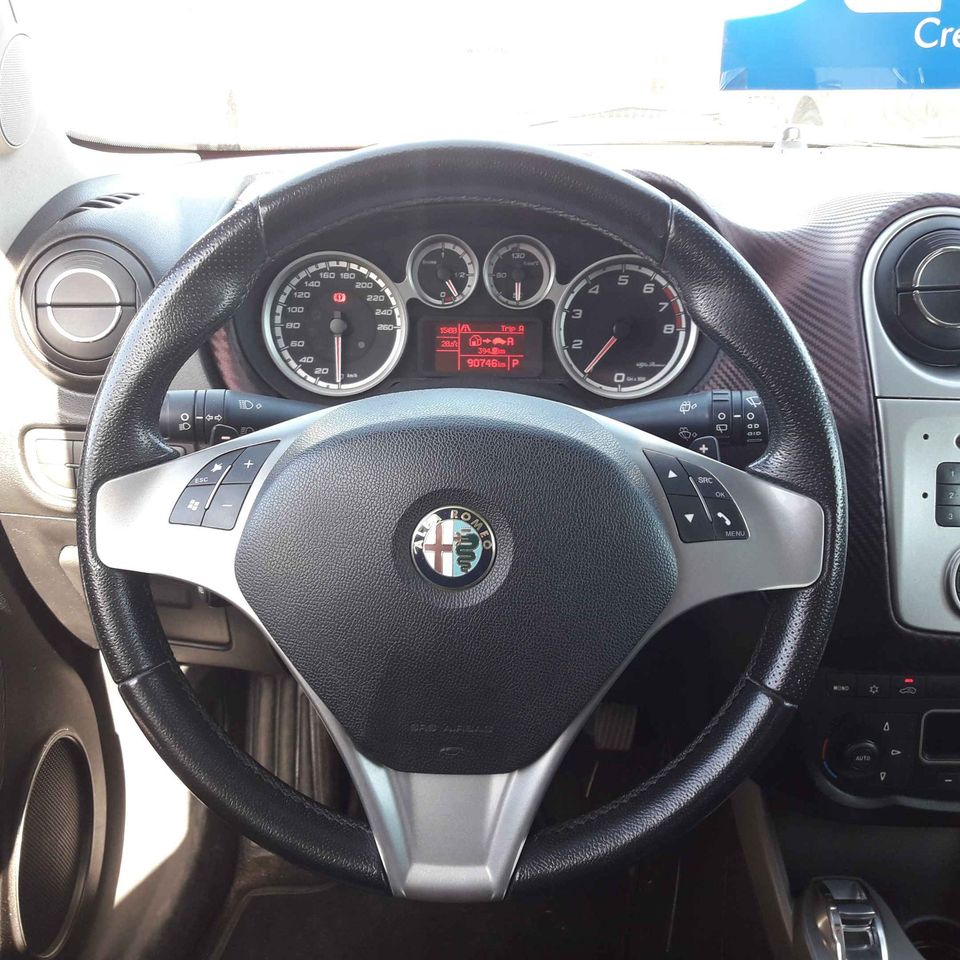 Alfa Romeo Mito — foto 12 de 18