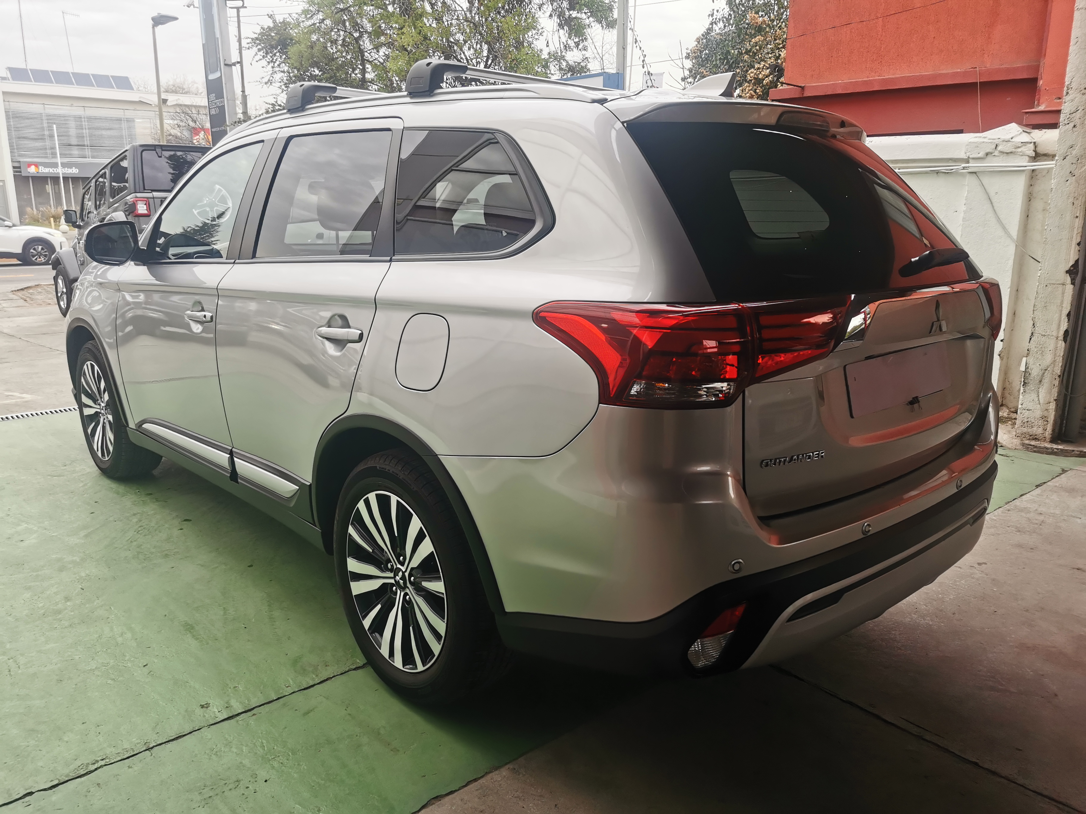 Mitsubishi Outlander — foto 6 de 19