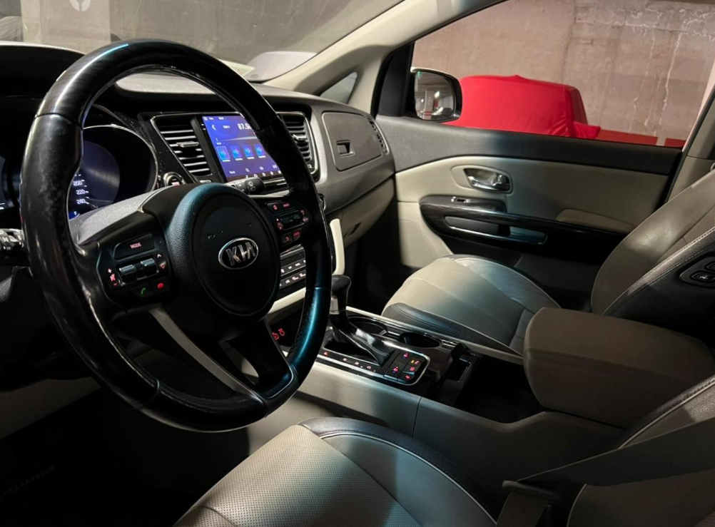 KIA Grand Carnival — foto 8 de 18