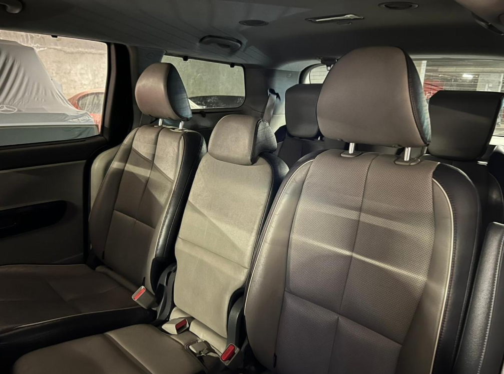 KIA Grand Carnival — foto 16 de 18