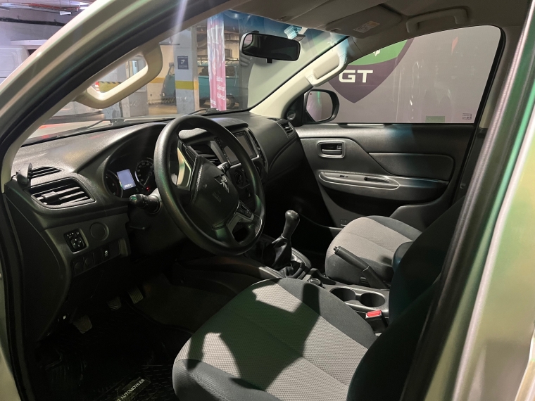 Mitsubishi L200 — foto 8 de 11