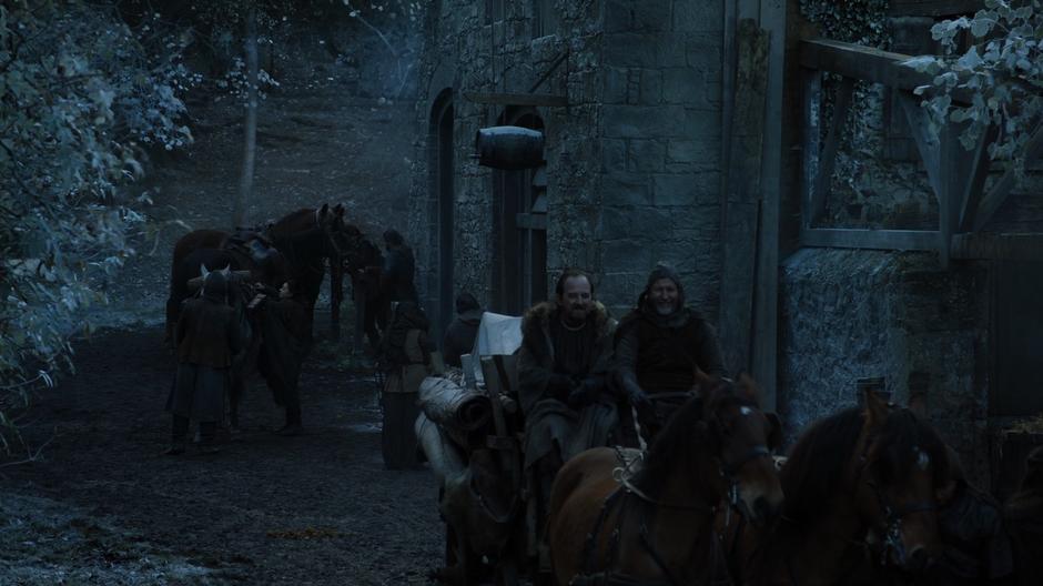 Arya gets her horse ready for the journey while a carriage heads off.