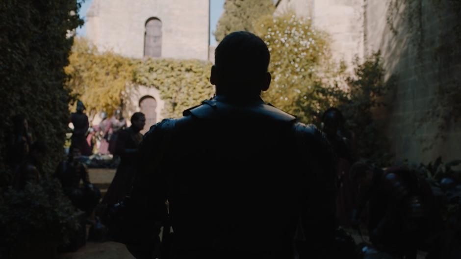 Jaime walks into the courtyard where his soldiers are cleaning up the Tyrell bodies.