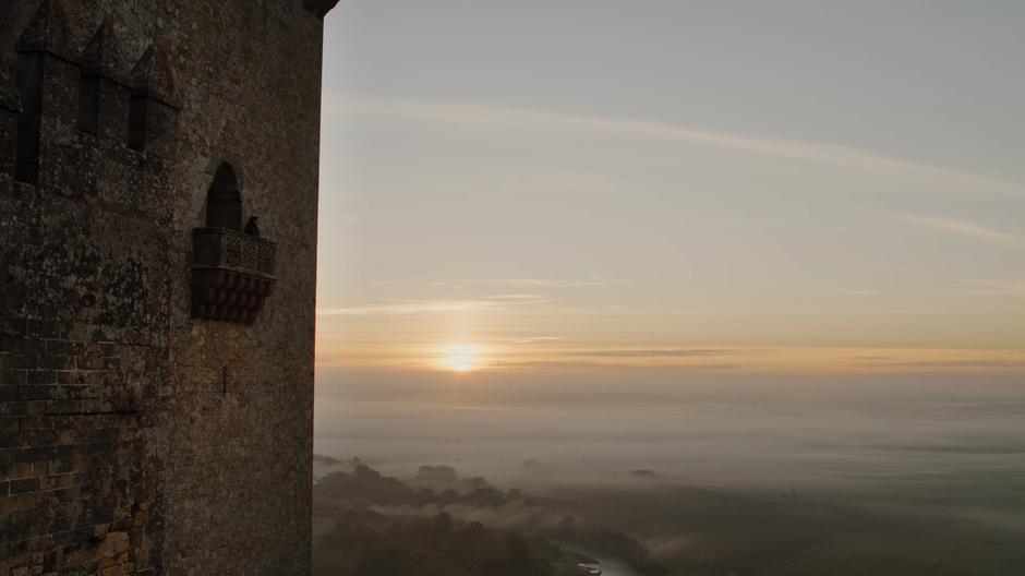 Olenna watches the Lannister army approach the castle.