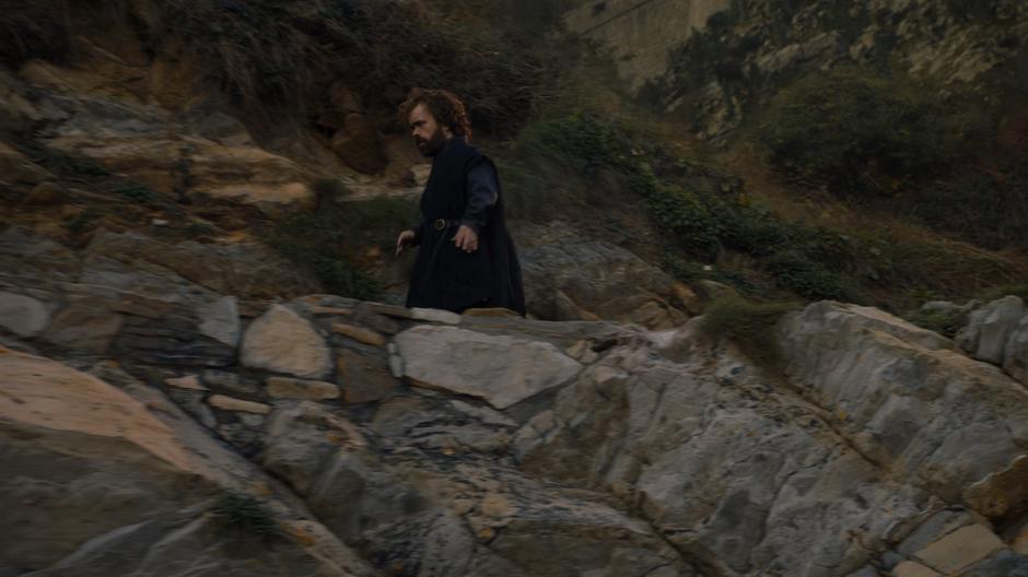 Tyrion walks down the path and tries to avoid the attention of the Goldcloaks.