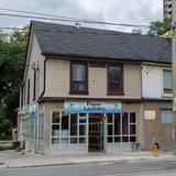 Photograph of Papas Laundromat.