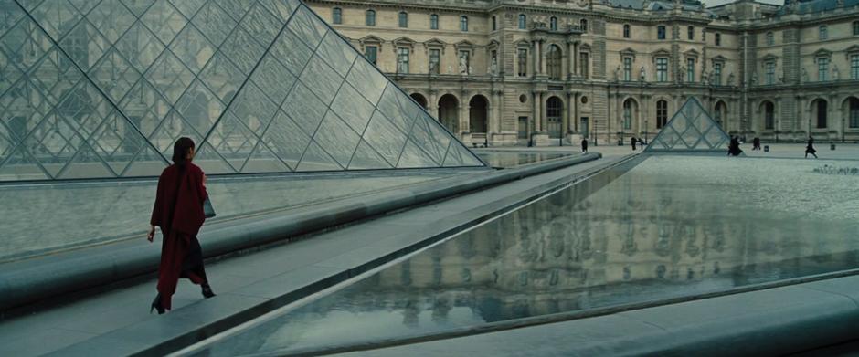 Diana walks past the pyramid in the courtyard of the museum.