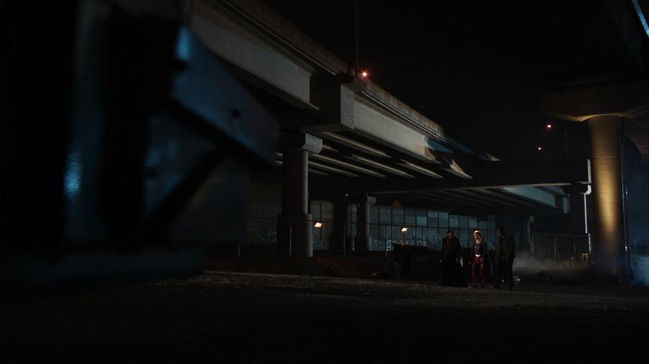 M'yrnn, Kara, and J'onn walk under the bridges after arriving on Earth.