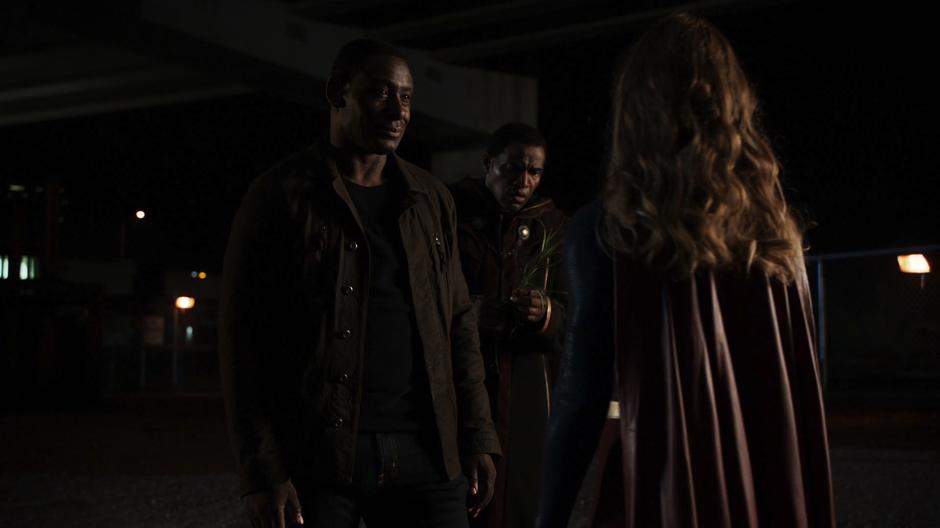 J'onn thanks Kara for accompanying him as M'yrnn marvels at a plant he picked from the ground.