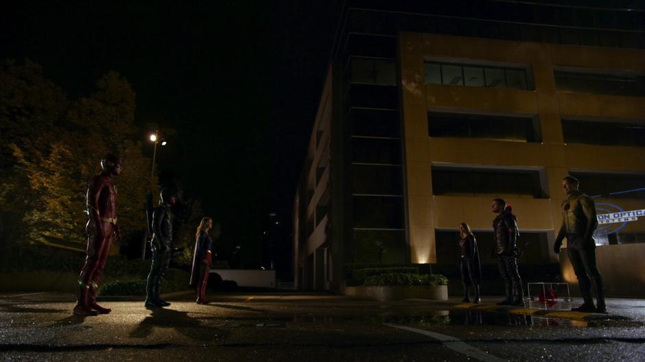 Barry, Oliver, and Kara face off against Kara & Oliver's evil doppelgängers and Thawne wearing Wells's face.