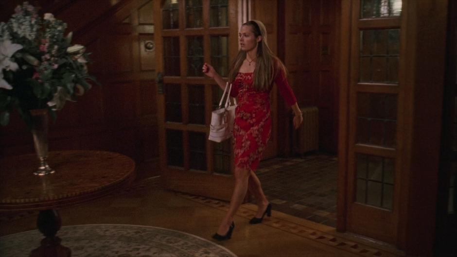 Juliet walks into the sorority house looking for Bianca.