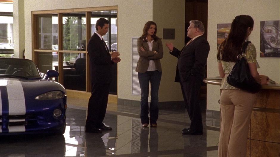 Special Agent Ewing and Lindsay Leikin talk with the manager.