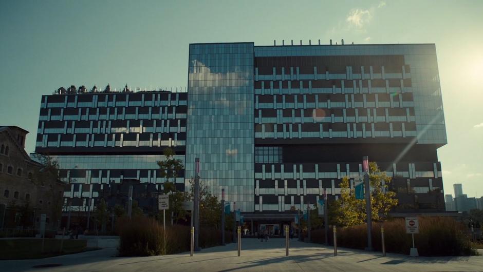 Establishing shot of the front of the hospital.