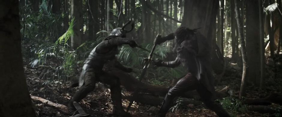 Heimdall fights with one of Hela's soldiers.