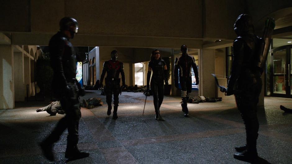 Diggle, Rene, Dinah, Curtis, and Oliver gather after defeating the goons.