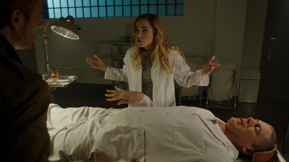 Sara talks to Constantine after they rescue Leo from a lobotomy.