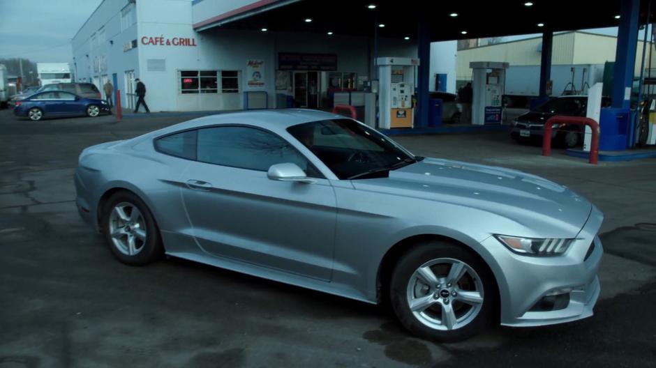 Mulder pulls up in front of the gas station.