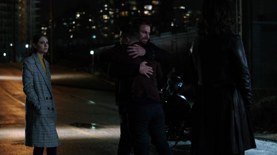 Oliver hugs Roy goodbye with Thea and Nyssa.