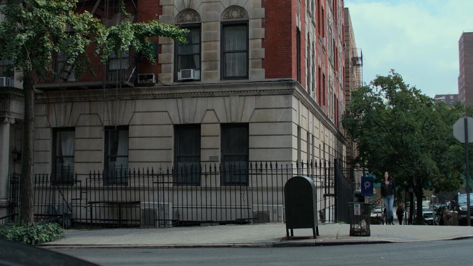 Jessica walks back to her building after being unable to find her mother.