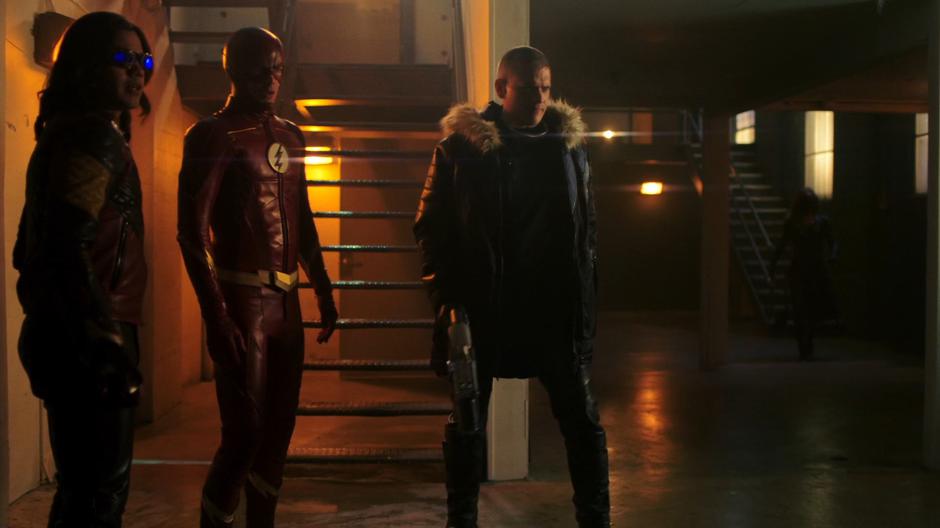 Cisco prepares to make a breach for Barry and Snart while Siren X approaches them.