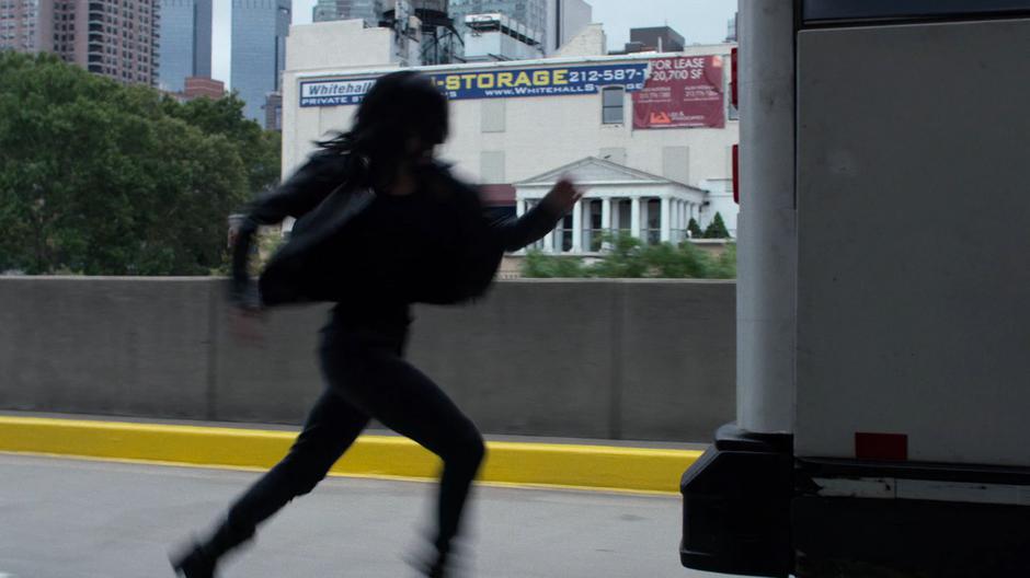 Jessica runs after the bus that is driving away.