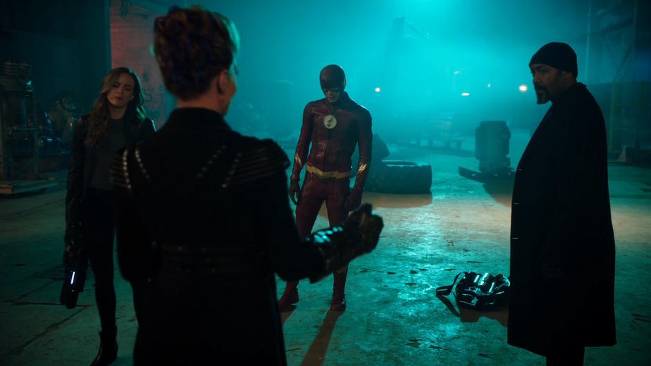 Caitlin, Barry, and Joe assemble to stop Amunet from killing Norvock.