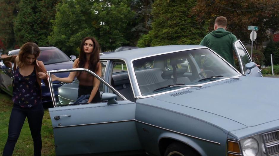 Izzy, Nina, and Shaun get out of the car.