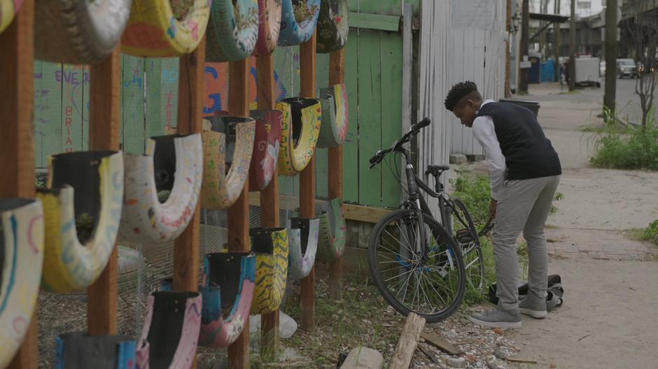 Tyrone cuts the lock off his bike to fake a theft.