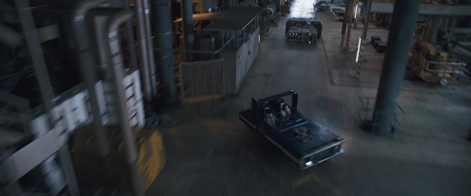 Han slides his speeder around the corner with Qi'ra while Lady Proxima's goons follow in a speeder-tank.