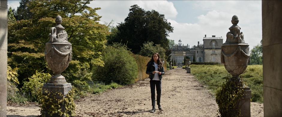 Lara looks into the crypt while holding the paper she found in the puzzle box.