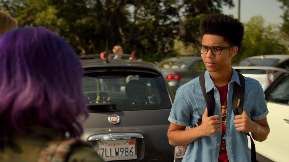 Alex approaches Karolina and Gert in the parking lot.