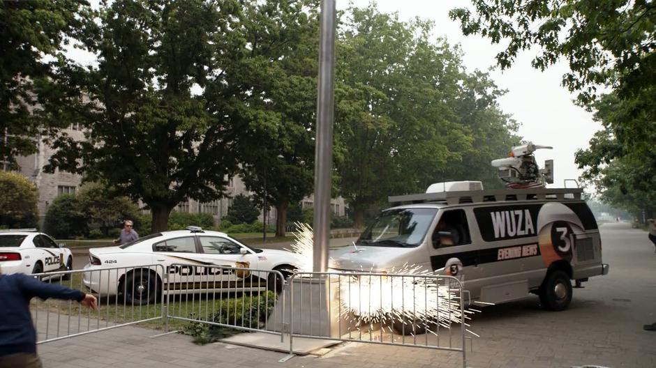 A news van hits the flagpole in front of the White House.