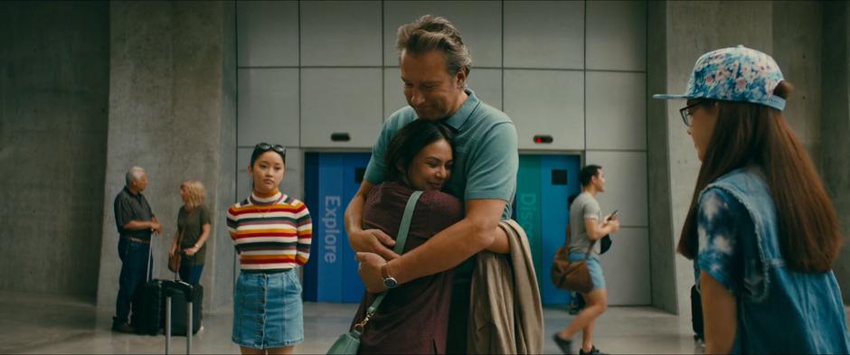 Margo hugs her father while Lara Jean and Kitty wait for their turn to say goodbye.