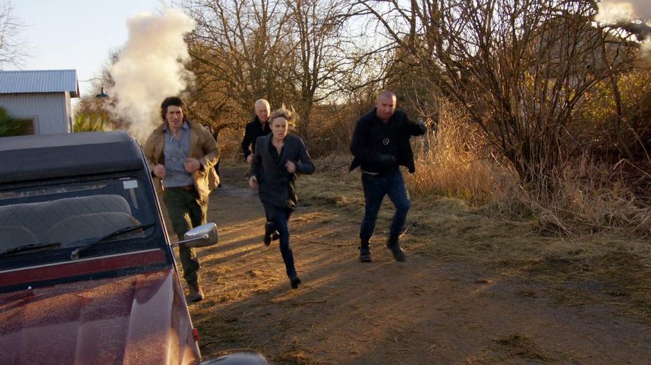 Ray, Damien, Sara, and Mick run away from Mallus' attacks.