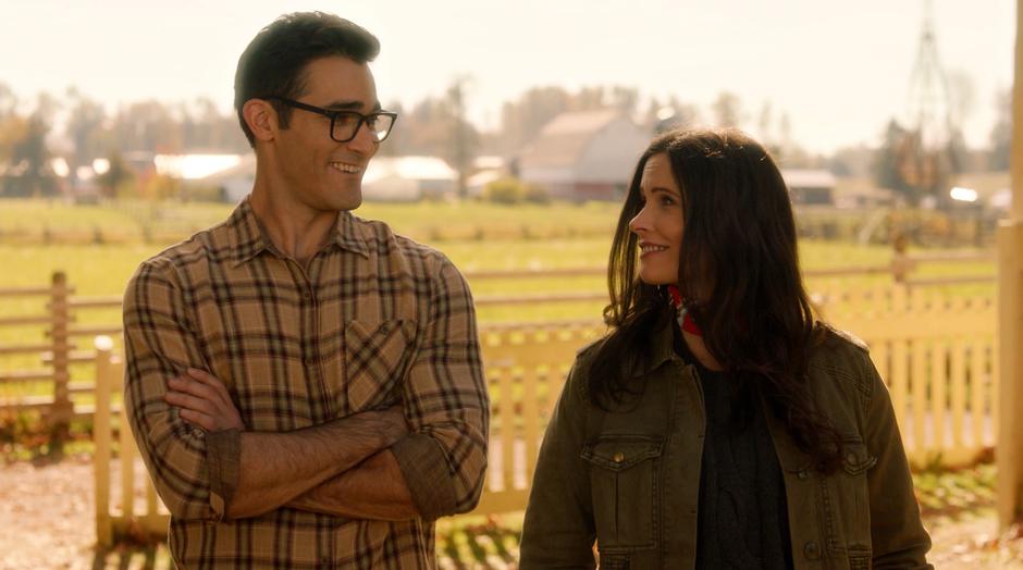Clark and Lois share a look while meeting Cisco in front of the farm house.