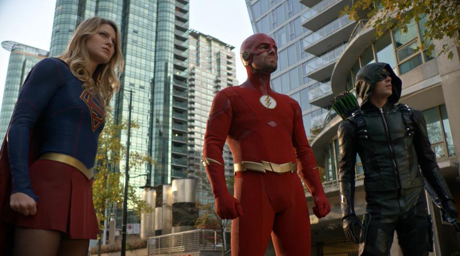 Kara, Oliver, and Barry face the Monitor after Earth-90 Flash is disappeared.