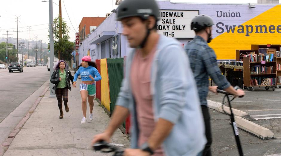 Gert and Molly run down the sidewalk.