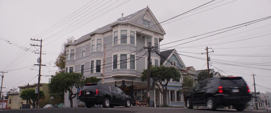 Several FBI SUVs drive up to Scott's house.