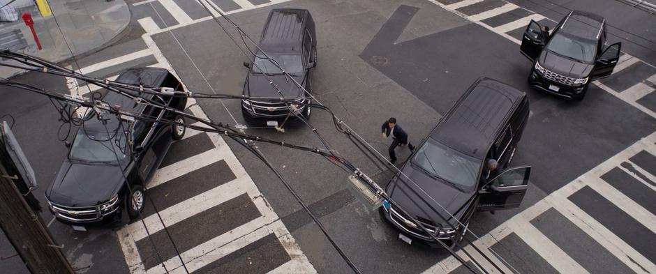 Agent Woo runs out of his SUV followed by a bunch of other FBI agents.