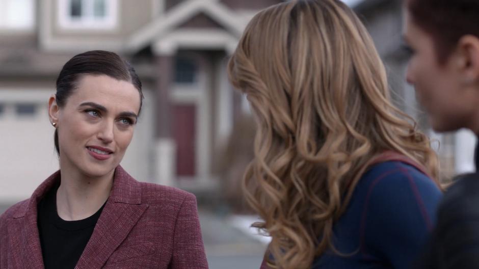 Lena tells Kara that Eve is in love with Lex and might be the weak link.