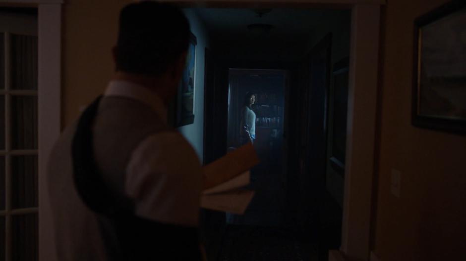 Ben Lockwood sees the alien woman from earlier at the end of the hallway with her eyes glowing in the dark.