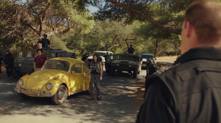 Memo and Charlie step out of Bumblebee as Agent Burns tells them to step aside.