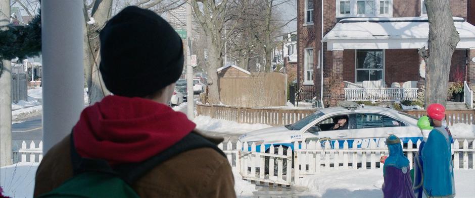 Billy turns around and sees the police officers he tricked before pulling up outside the house.