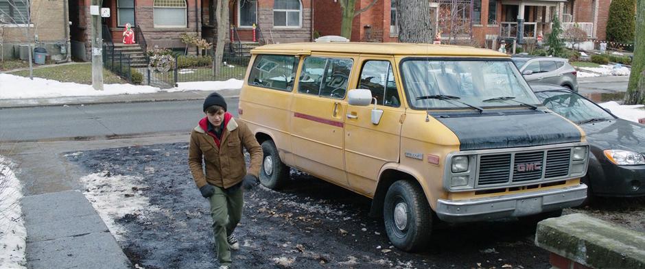 Billy walks up the driveway to the house after his fight with Sivana.