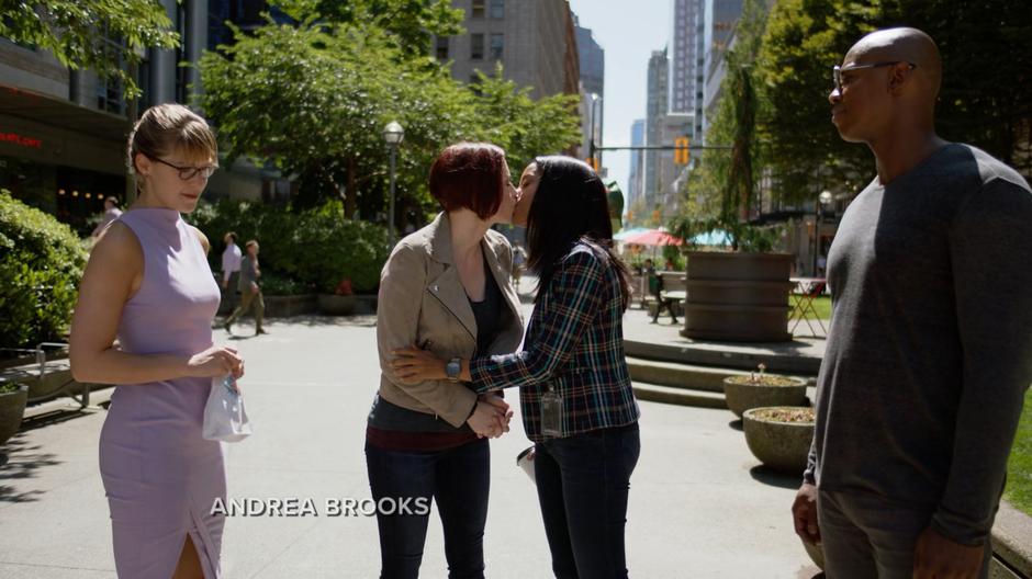 Kara and James wait as Alex kisses Kelly goodbye.