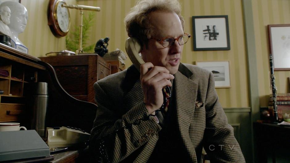 Archie calls the Mayor after talking with Emma.